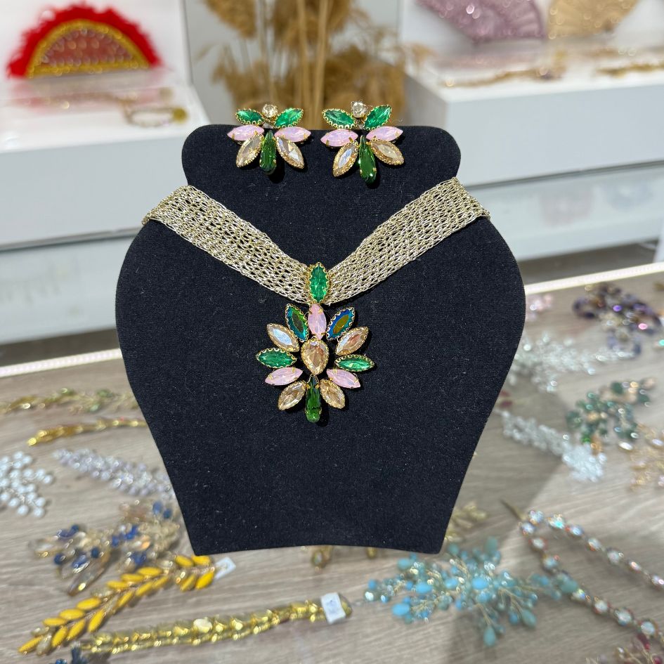 Parure princesse avec couronne collier et boucles d'oreilles aux cristaux verts et roses