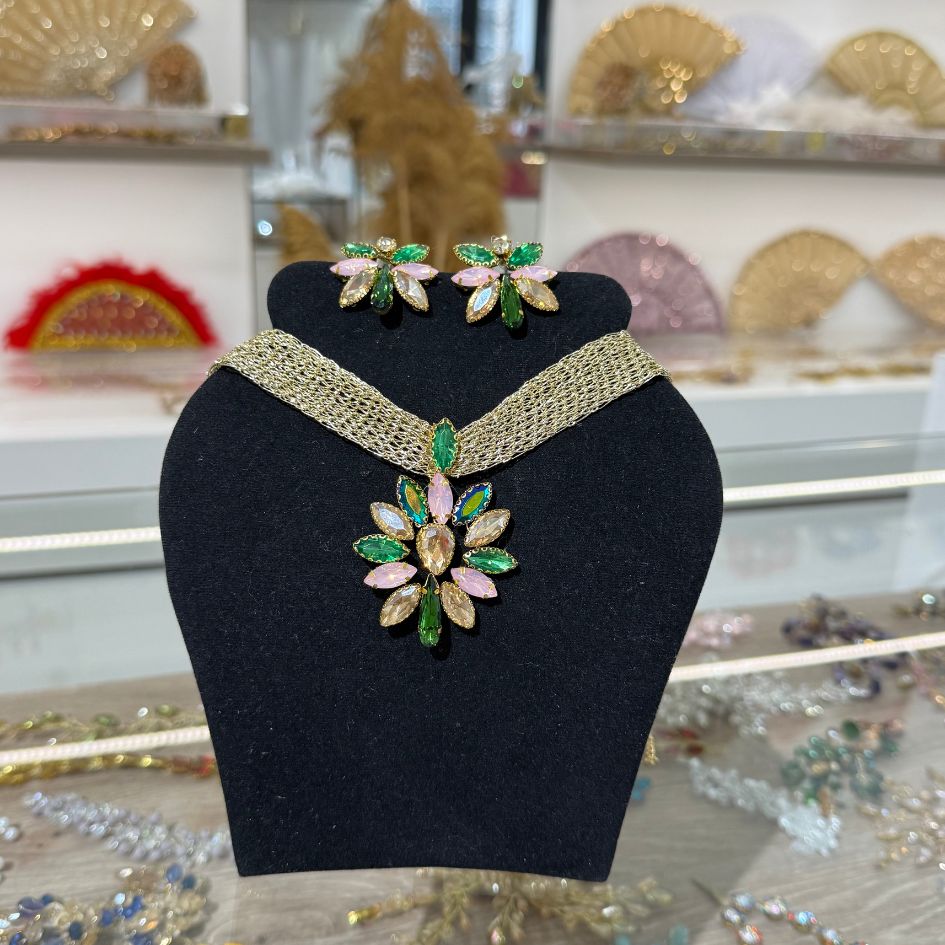 Parure princesse avec couronne collier et boucles d'oreilles aux cristaux verts et roses