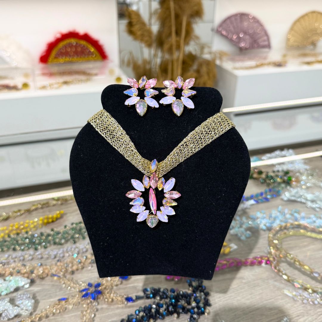 Parure collier et boucles d'oreilles dorée avec cristaux roses irisés