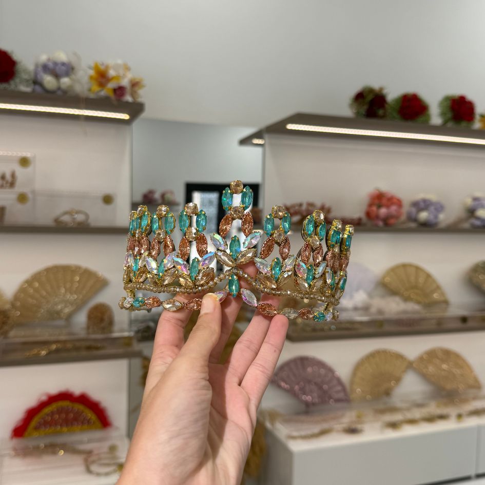 Parure princesse avec couronne collier et boucles d'oreilles aux cristaux verts
