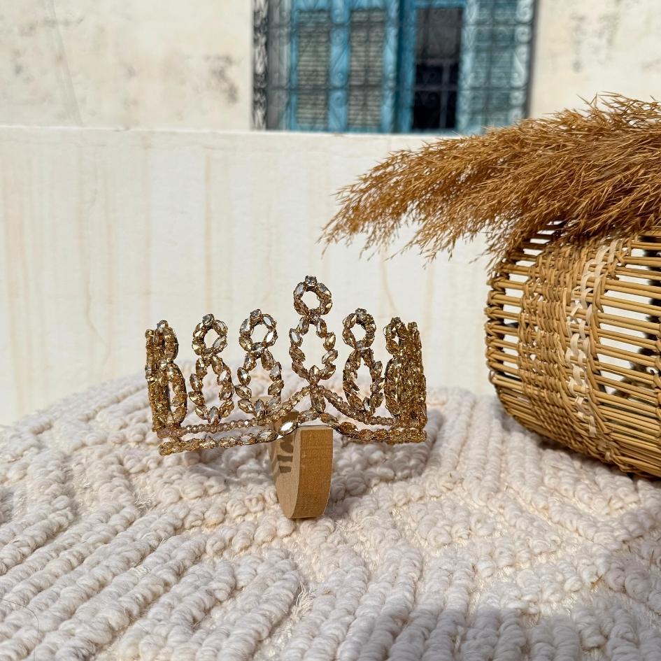 Couronne de mariage dorée à motifs ovales