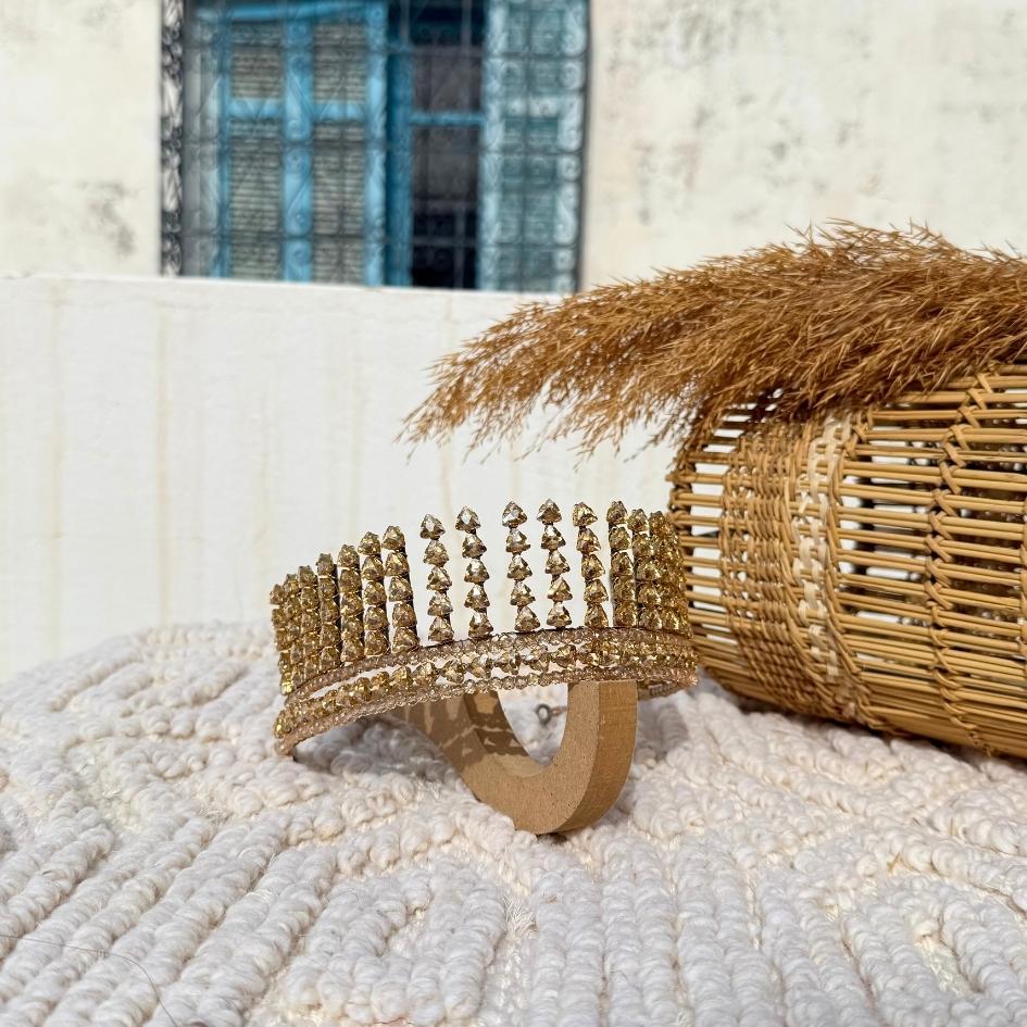 Couronne de mariage dorée à motifs triangulaires