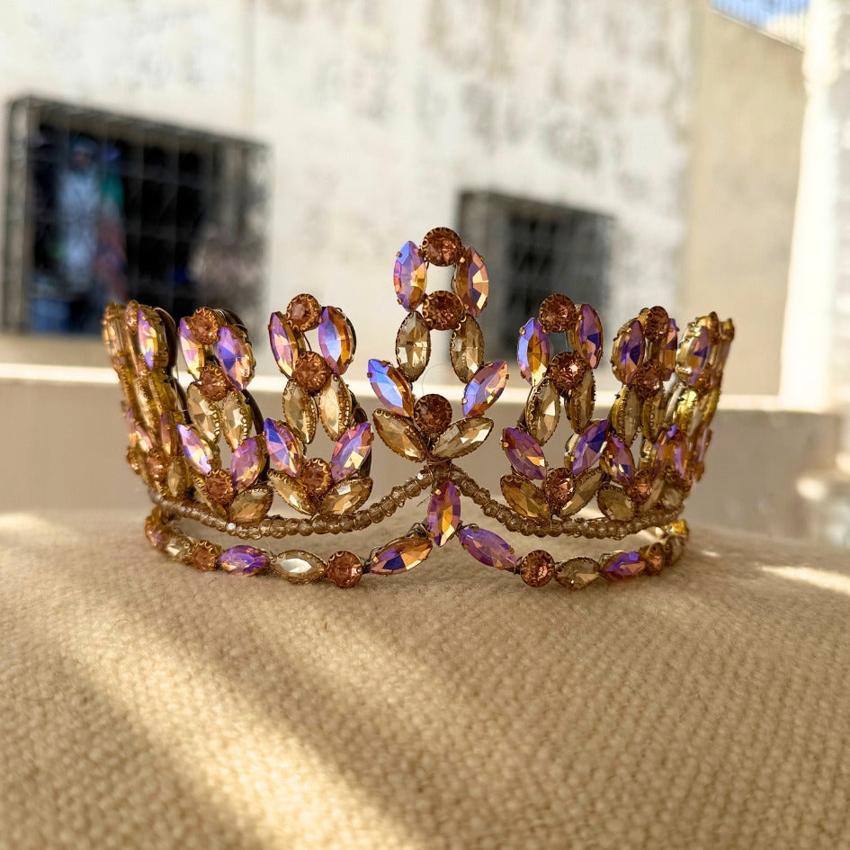 Couronne dorée violet ambre cristaux luxe