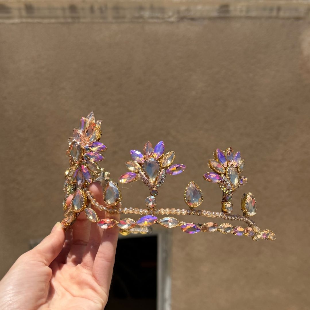 Couronne princesse dorée avec cristaux irisés