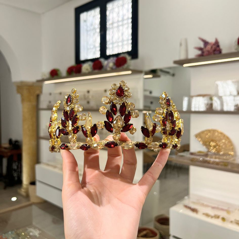 Couronne princesse dorée avec cristaux bordeaux et strass