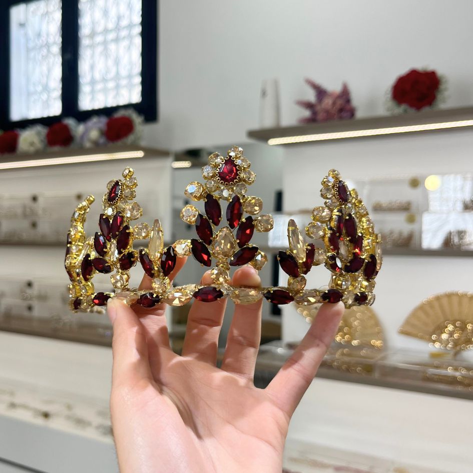 Couronne princesse dorée avec cristaux bordeaux et strass