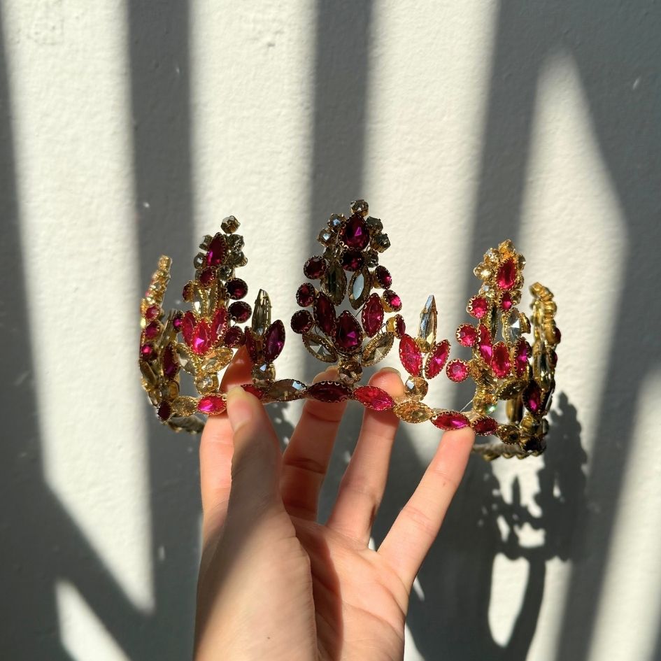 Couronne princesse dorée avec cristaux fuchsia et strass