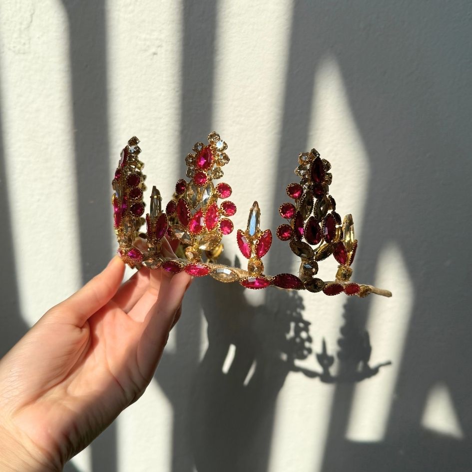 Couronne princesse dorée avec cristaux fuchsia et strass