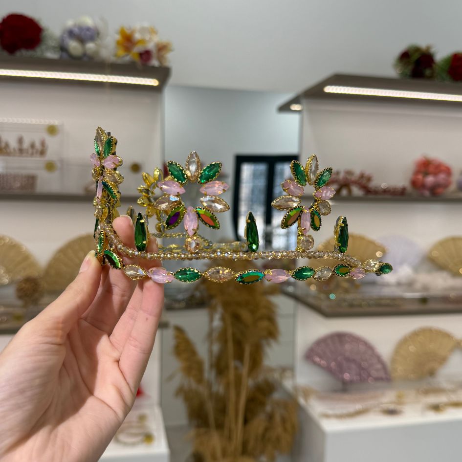 Couronne princesse dorée avec cristaux verts et roses