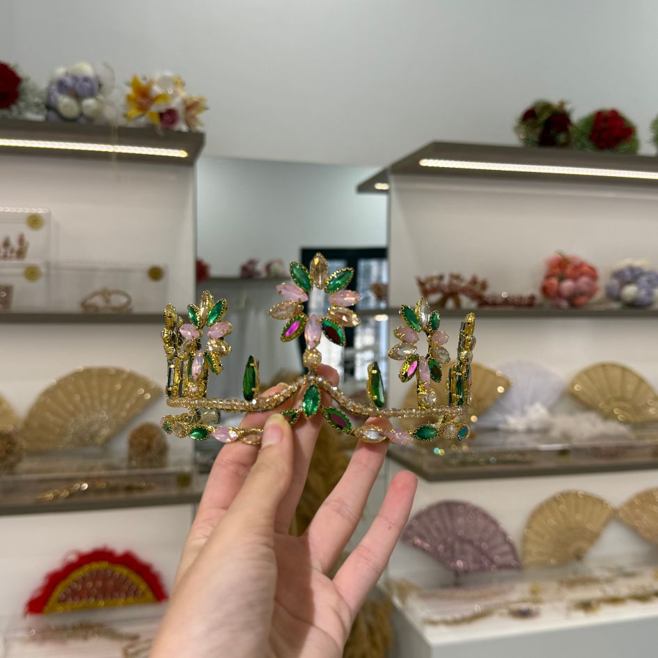 Parure princesse avec couronne collier et boucles d'oreilles aux cristaux verts et roses
