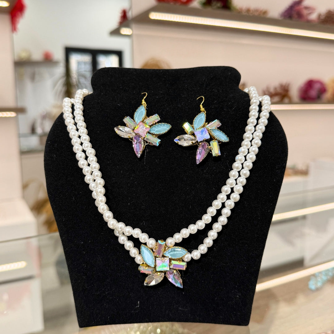 Collier avec boucle d'oreille en perles et pendentif en cristaux bleus – Look élégant