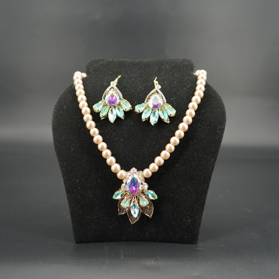Collier avec boucle d'oreille en perles et pendentif en cristaux bleus – Look élégant