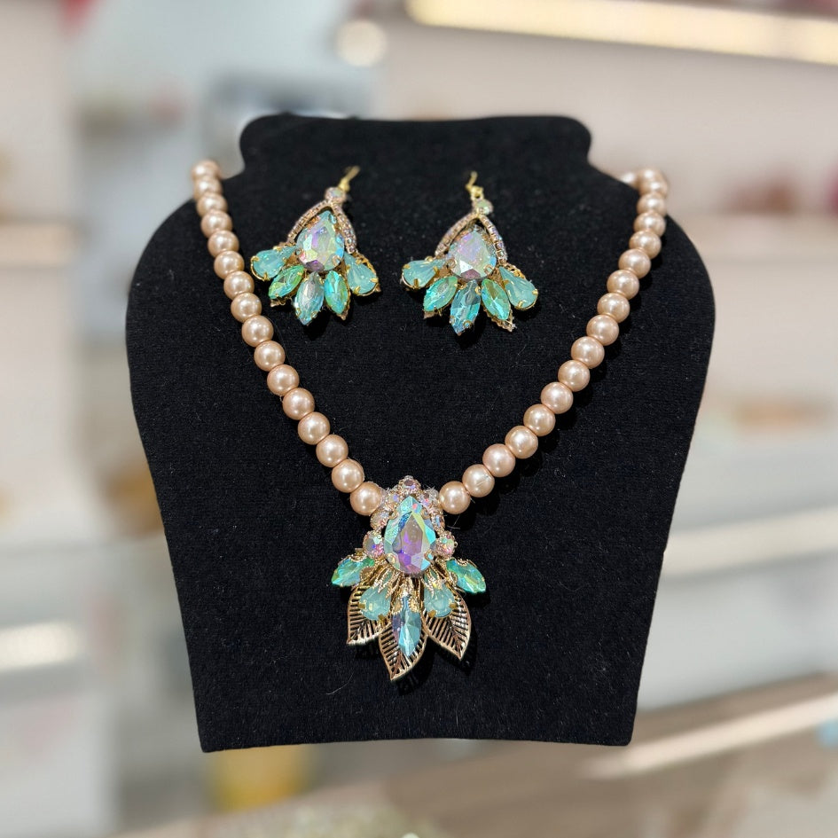 Collier avec boucle d'oreille en perles et pendentif en cristaux bleus – Look élégant