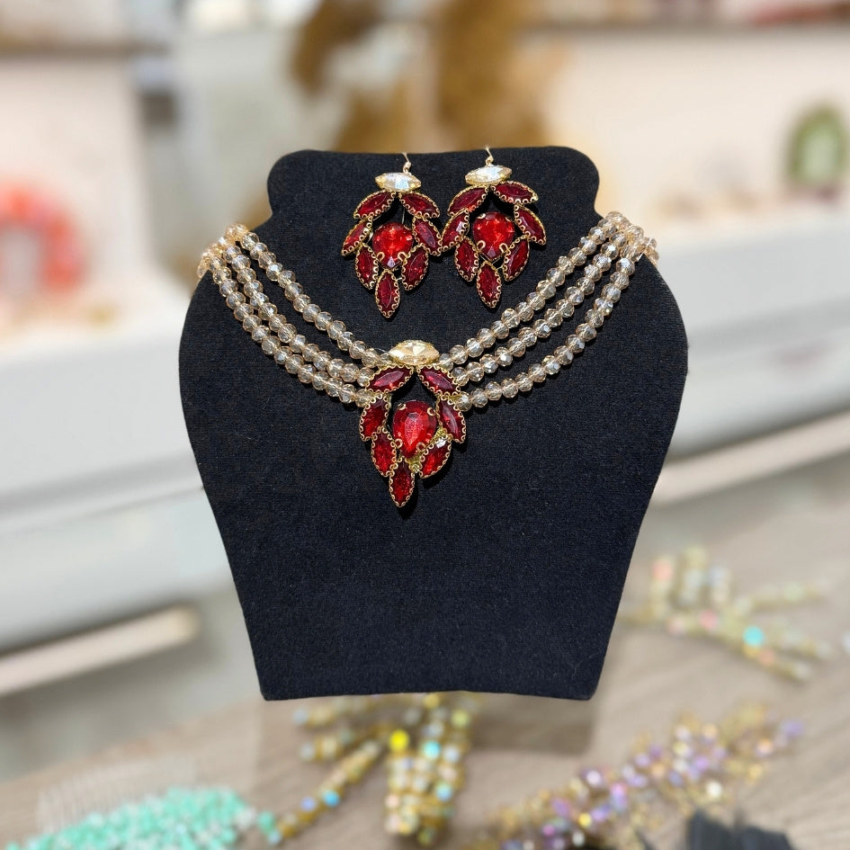 Collier doré et rouge pour soirée