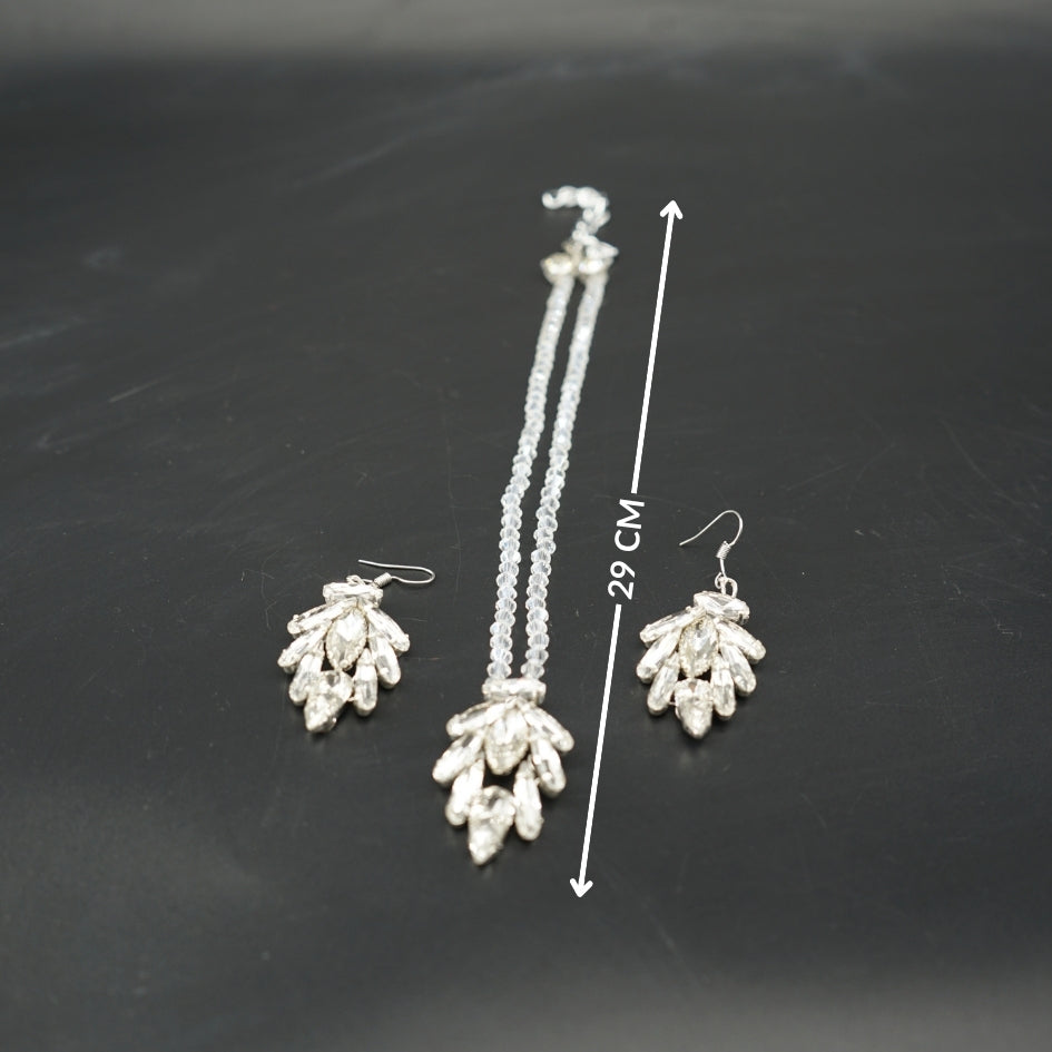 Collier et boucles d’oreilles en perles et cristaux argentés artisanaux