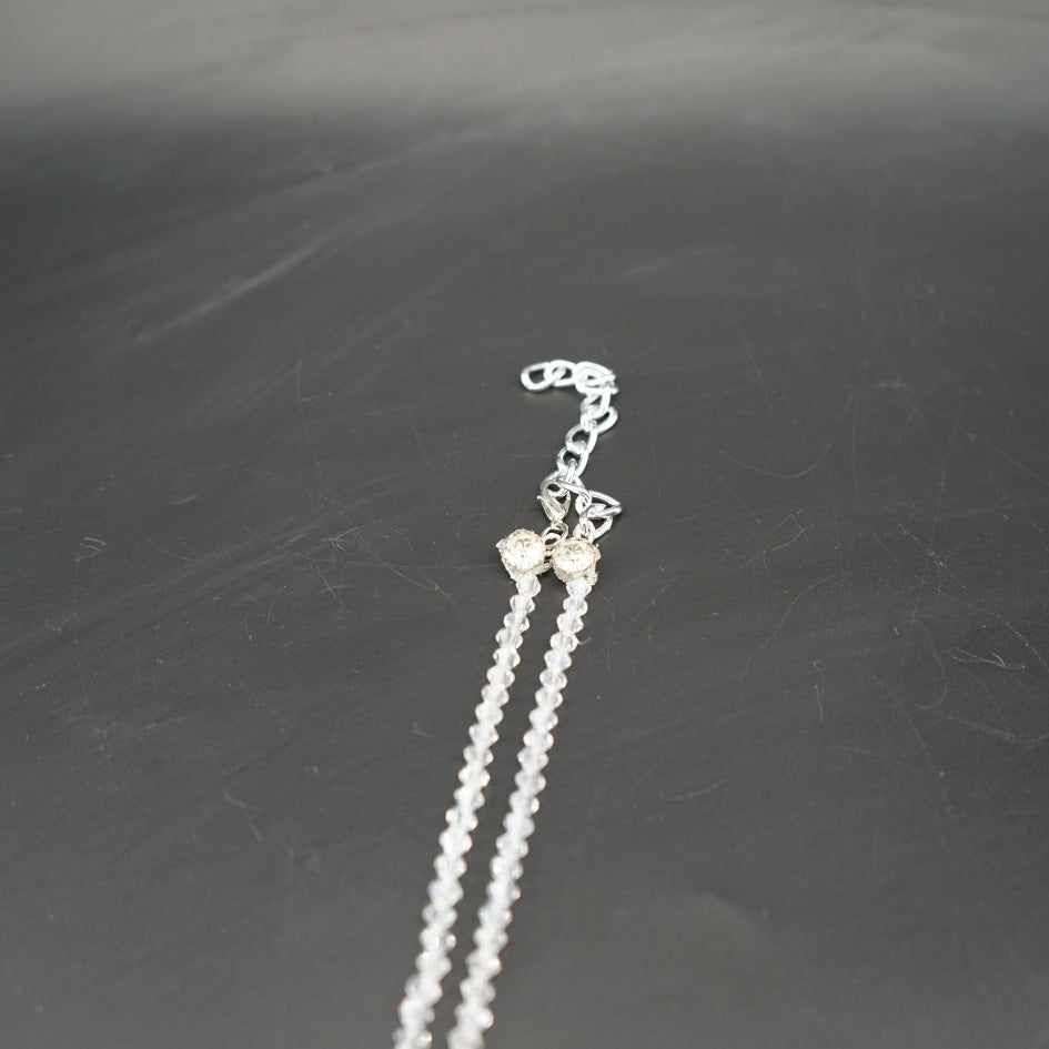 Collier et boucles d’oreilles en perles et cristaux argentés artisanaux