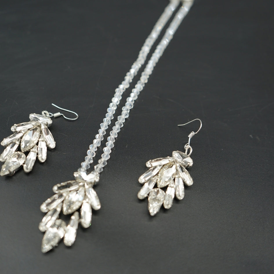 Collier et boucles d’oreilles en perles et cristaux argentés artisanaux