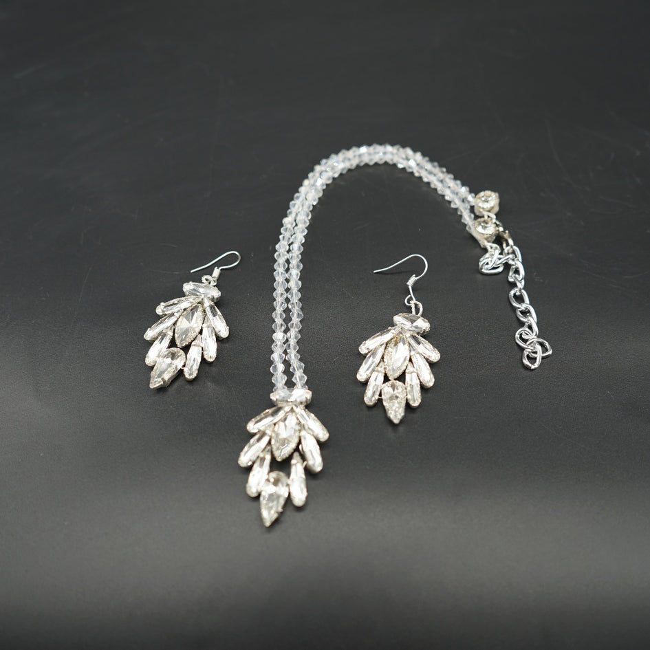 Collier et boucles d’oreilles en perles et cristaux argentés artisanaux