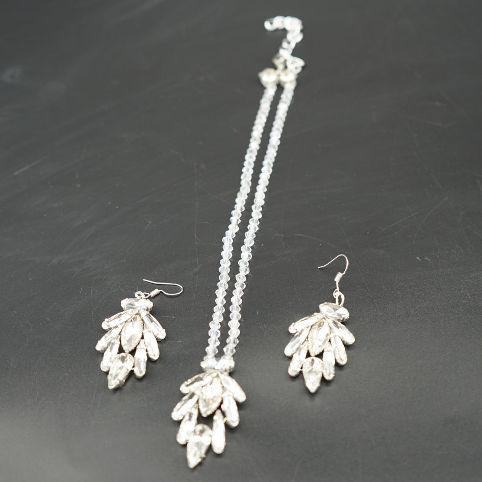 Collier et boucles d’oreilles en perles et cristaux argentés artisanaux