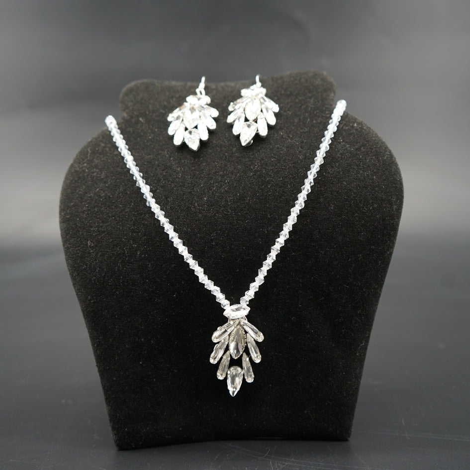 Collier et boucles d’oreilles en perles et cristaux argentés artisanaux