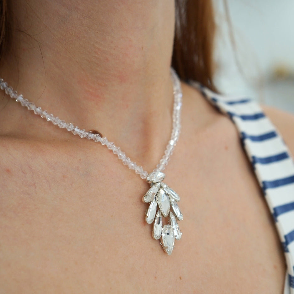 Collier et boucles d’oreilles en perles et cristaux argentés artisanaux