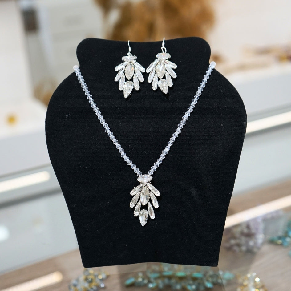 Collier et boucles d’oreilles en perles et cristaux argentés artisanaux