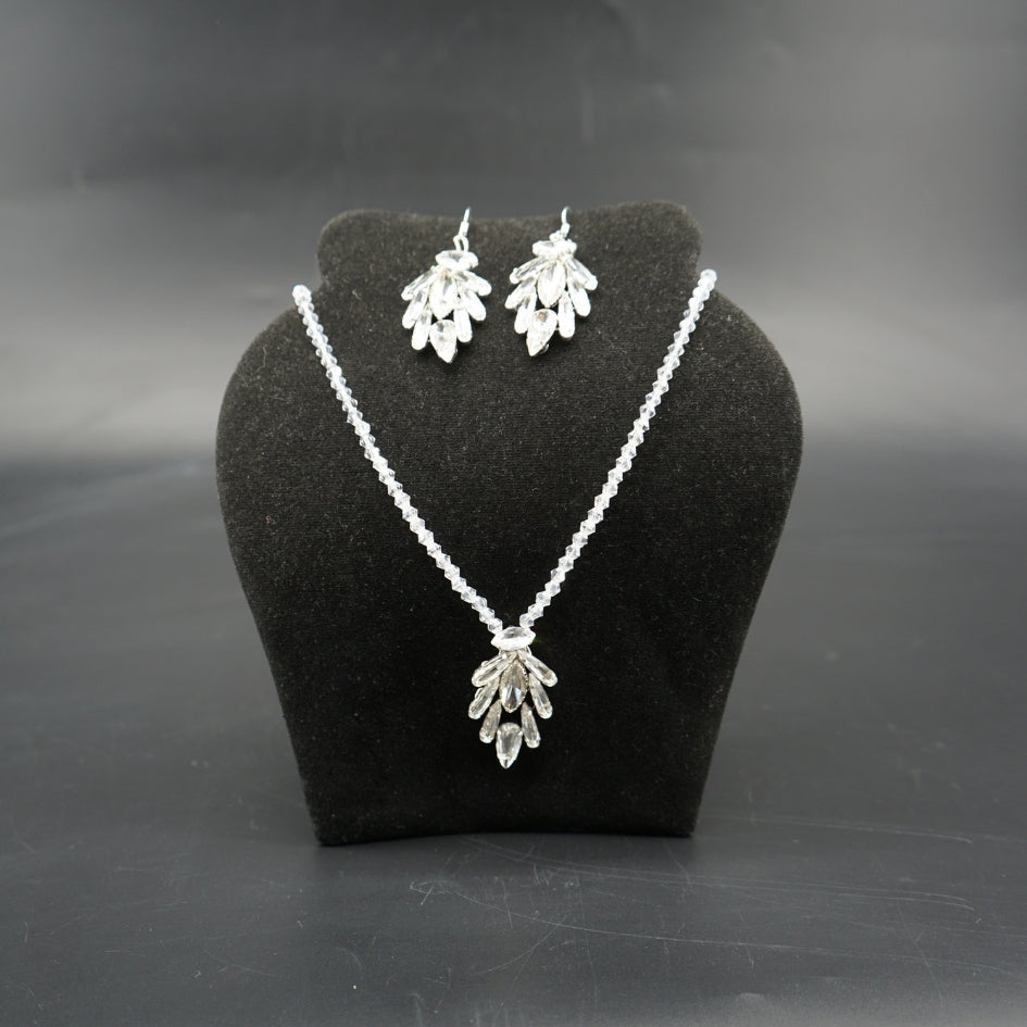 Collier et boucles d’oreilles en perles et cristaux argentés artisanaux