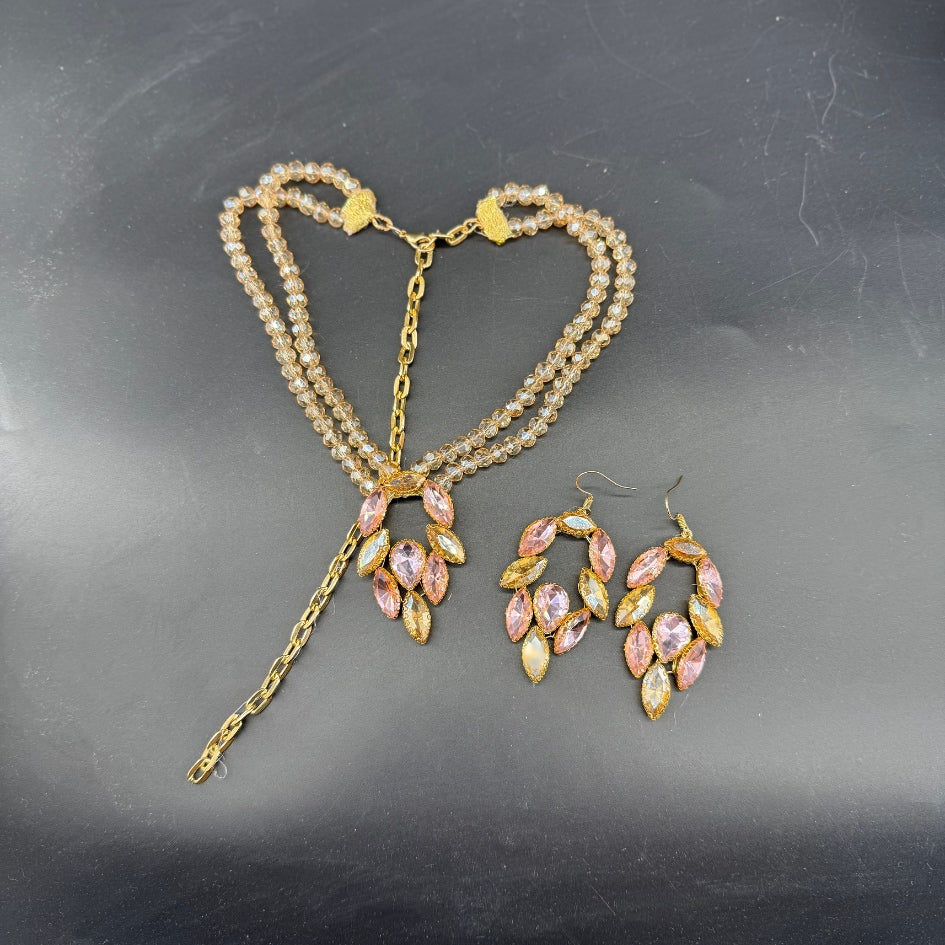 Collier doré avec boucles d’oreilles cristal rose et doré