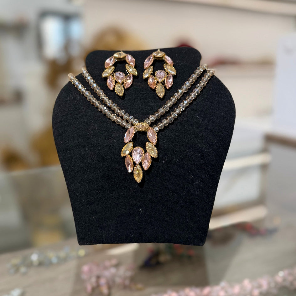 Collier doré avec boucles d’oreilles cristal rose et doré