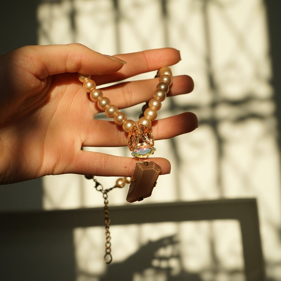 Collier femme chic en perles et strass – Accessoire de luxe