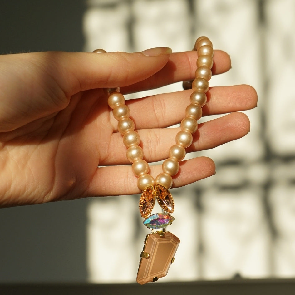 Collier femme chic en perles et strass – Accessoire de luxe