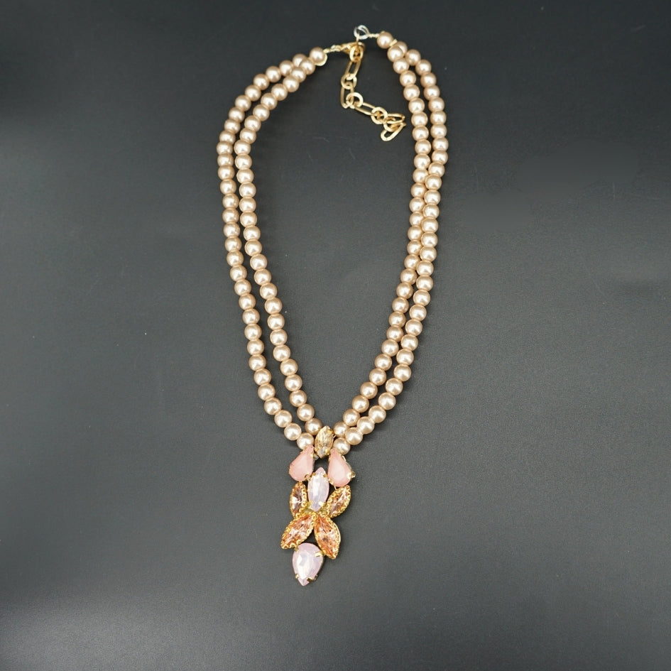 Collier perlé avec pendentif strass – Bijou chic et sophistiqué