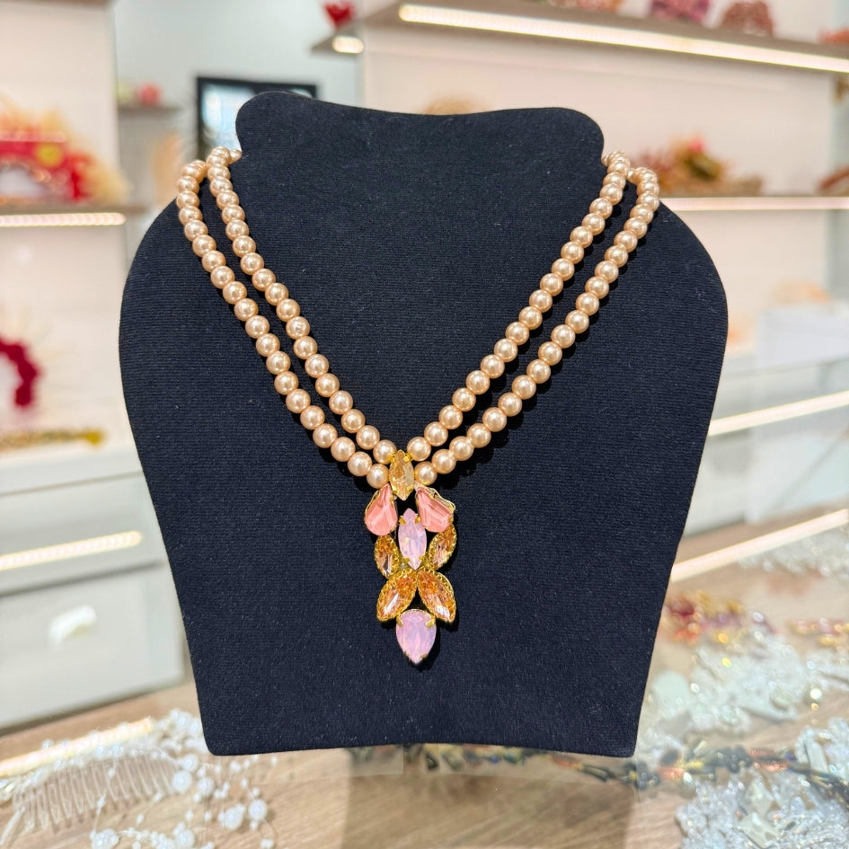 Collier perlé avec pendentif strass – Bijou chic et sophistiqué