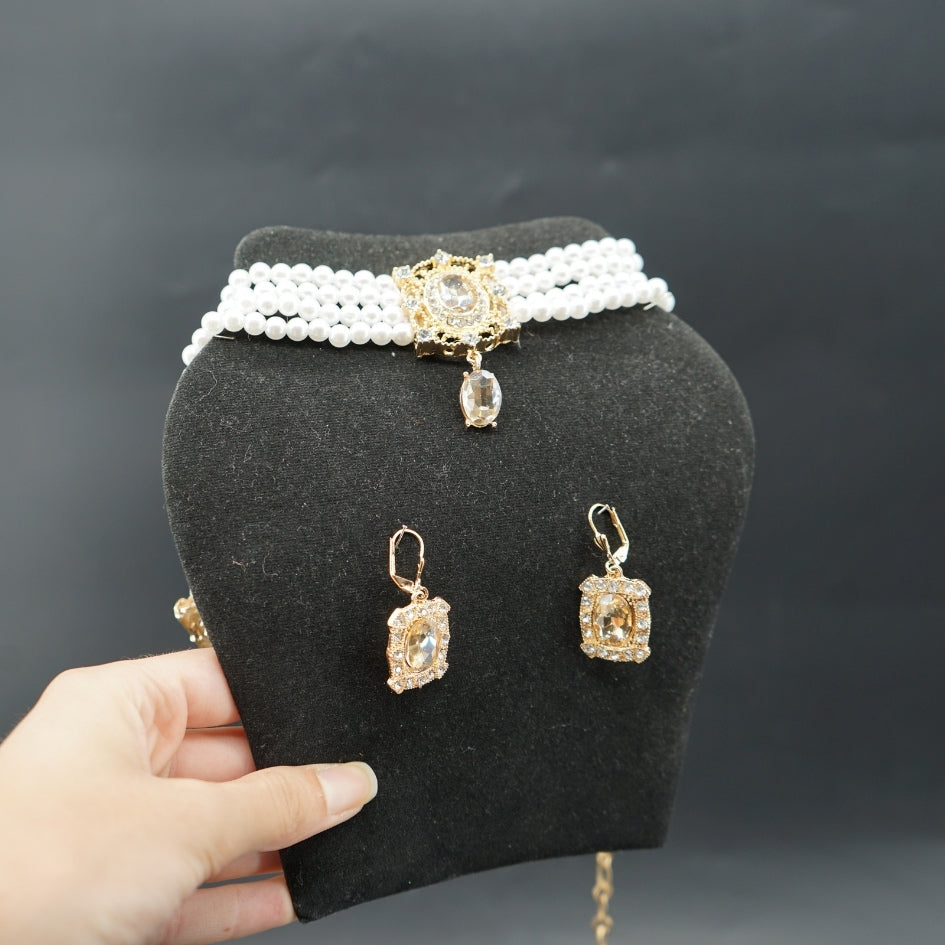 Collier " choker " perlé chic avec pendentif doré & boucles assorties – Style mariage