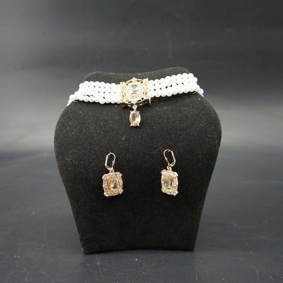 Collier " choker " perlé chic avec pendentif doré & boucles assorties – Style mariage