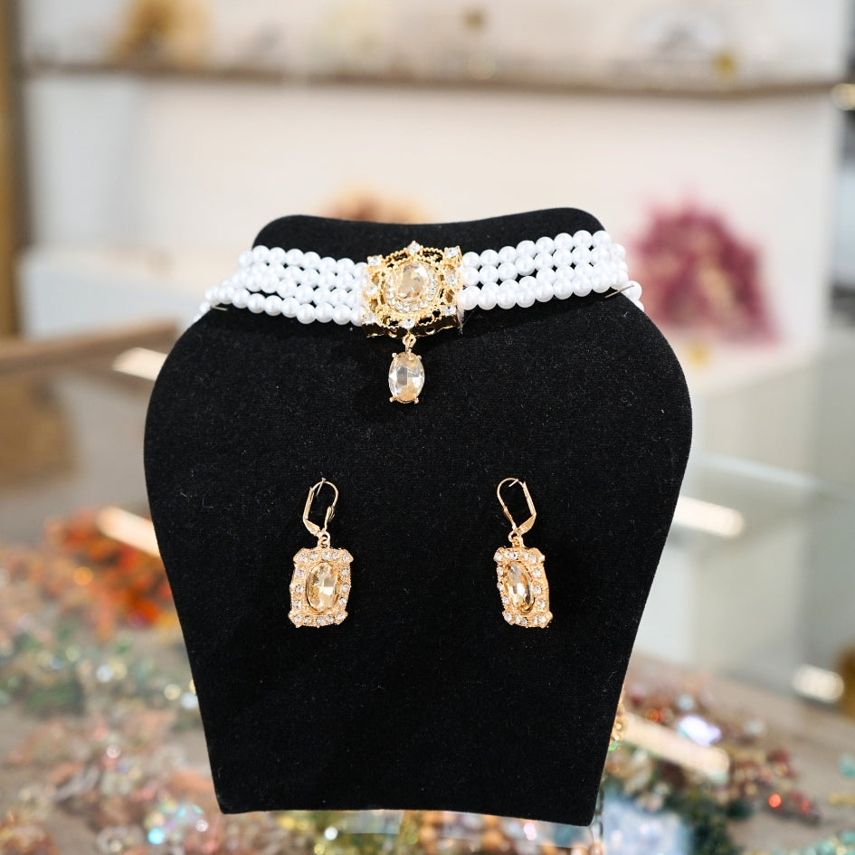 Collier " choker " perlé chic avec pendentif doré & boucles assorties – Style mariage