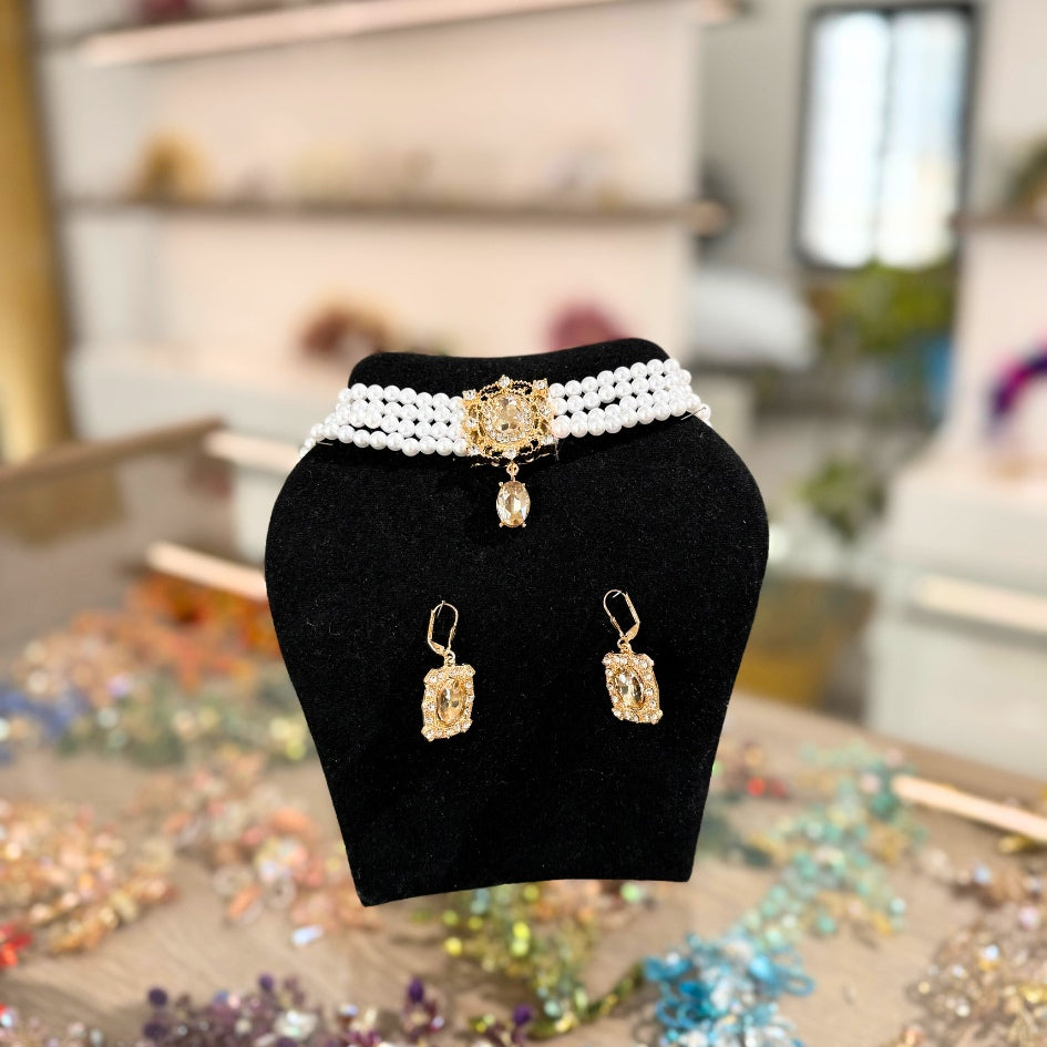 Collier " choker " perlé chic avec pendentif doré & boucles assorties – Style mariage