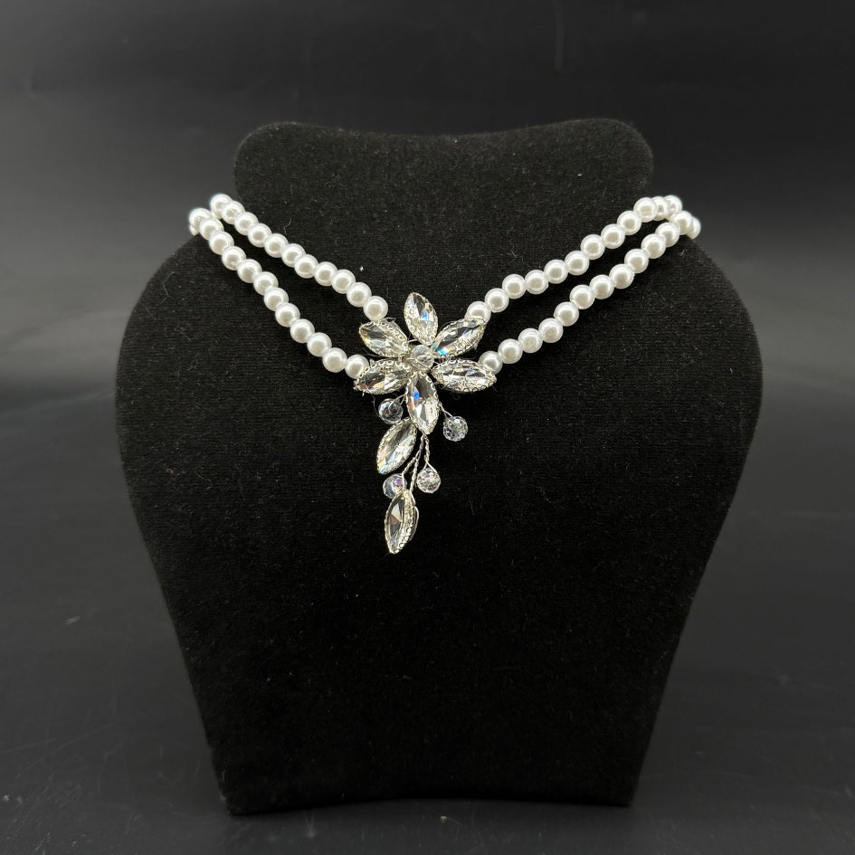 Collier " choker " perles blanches et pendentif fleur en strass – Bijou élégant pour cérémonie