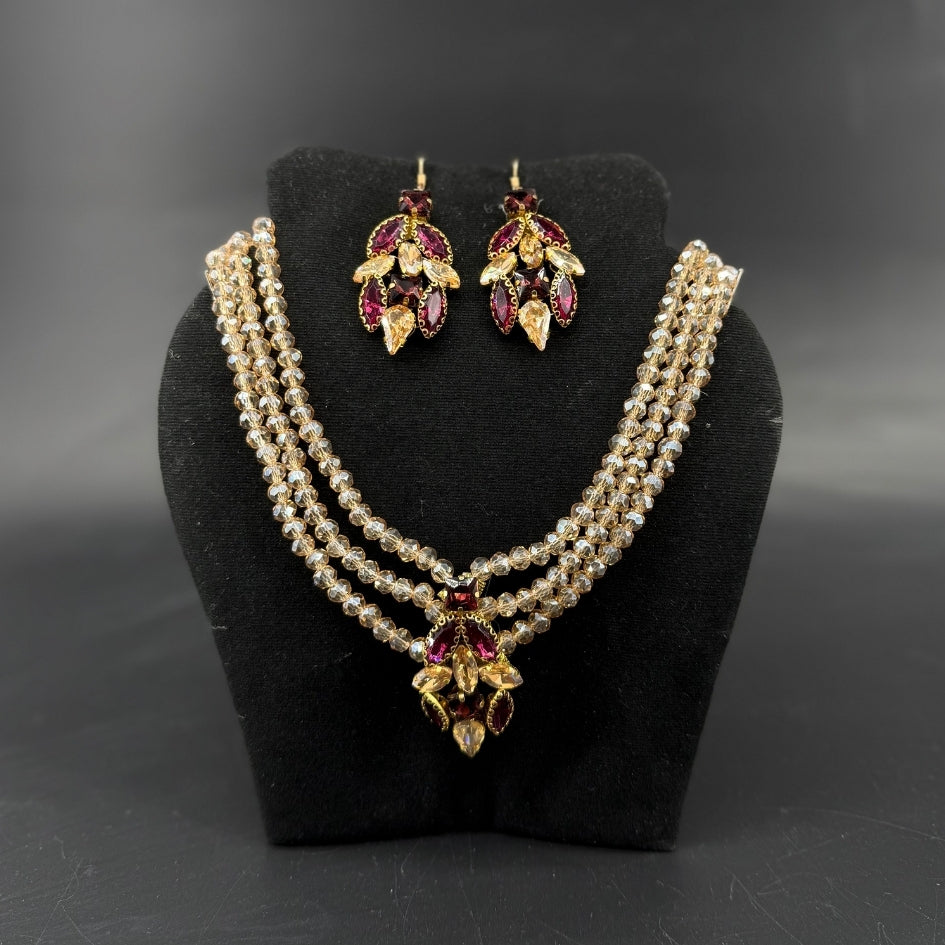 Collier trois rangs et boucles d’oreilles mariage mauve