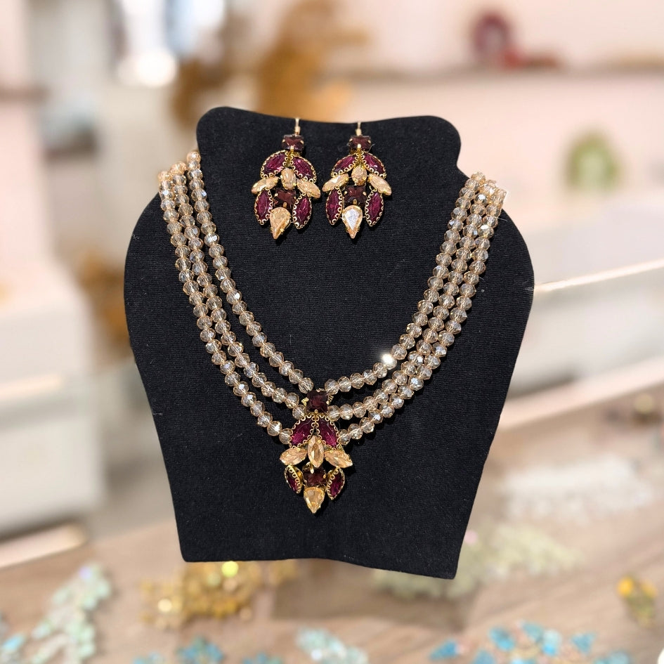 Collier trois rangs et boucles d’oreilles mariage mauve