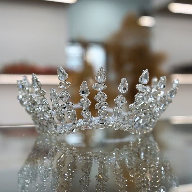 Diadème en argent fait à la main de luxe, couronne de mariée de mariage, couronne de cristal de strass, bijoux de cheveux de mariée de femmes, diadème de réception de mariage