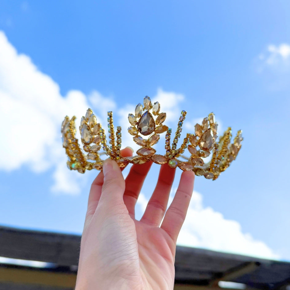 Couronne de Reine en Strass Doré – Bijou Élégant pour Événement