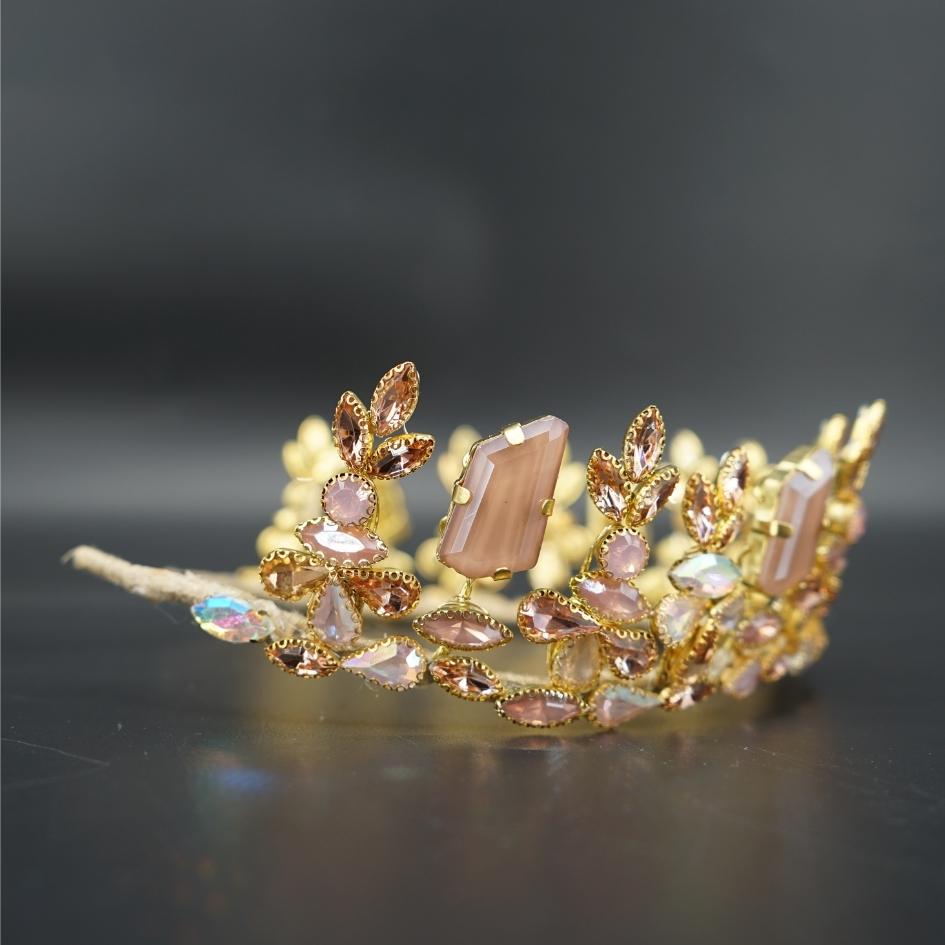 Diadème doré avec pierres roses et cristaux irisés, accessoire de mariage