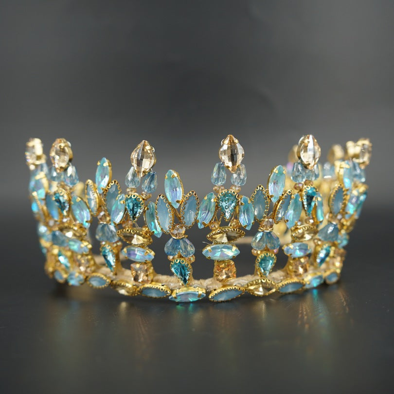 Couronne étincelante en pierres précieuses bleues – Bijou raffiné