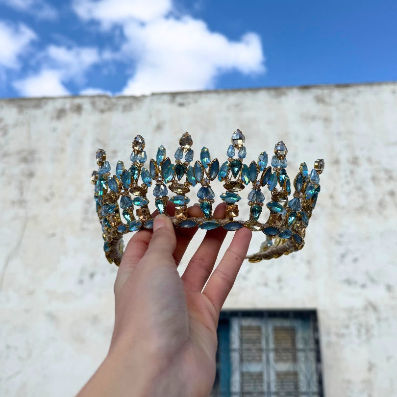 Couronne étincelante en pierres précieuses bleues – Bijou raffiné