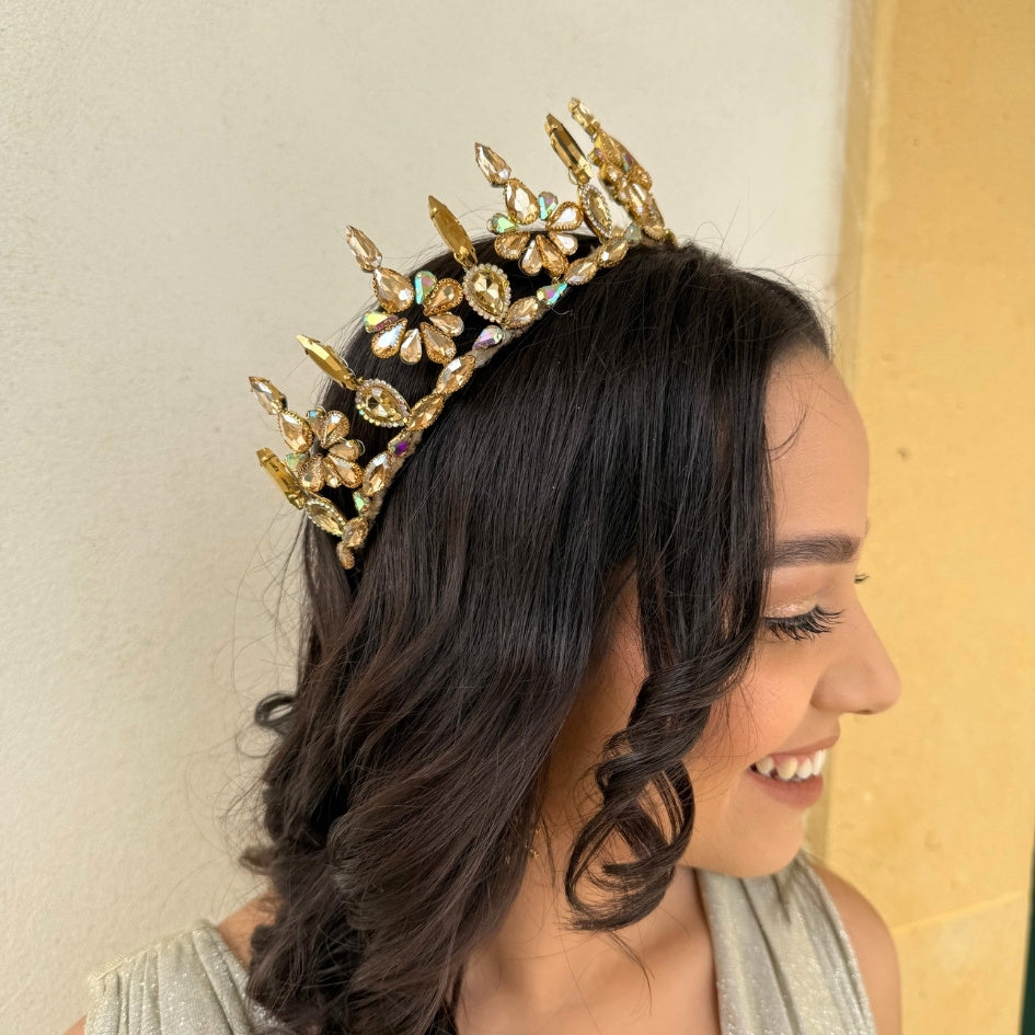 Couronne fleurie en strass doré, bijou de tête glamour pour événement