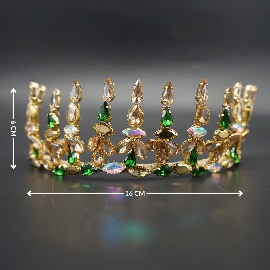 Couronne royale dorée avec cristaux verts et transparents