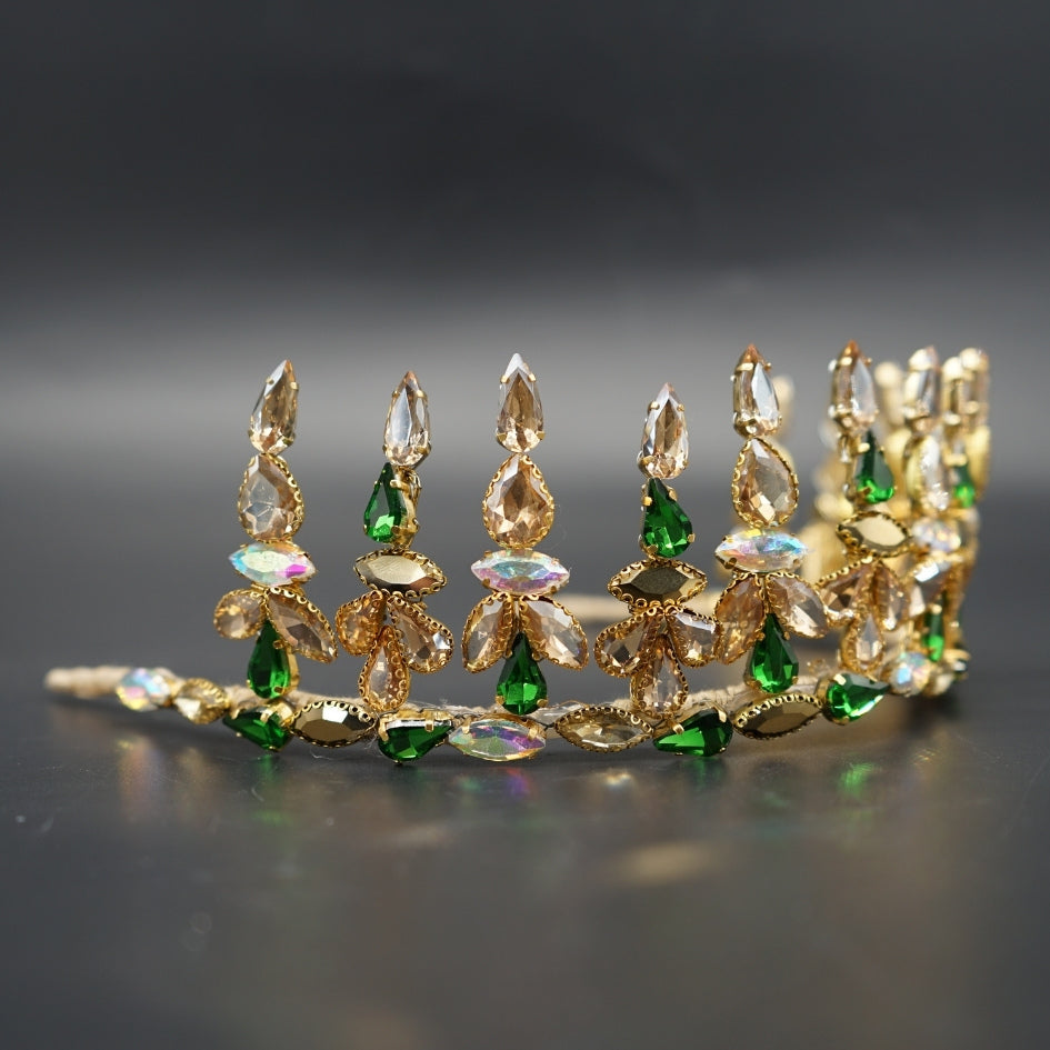 Couronne royale dorée avec cristaux verts et transparents