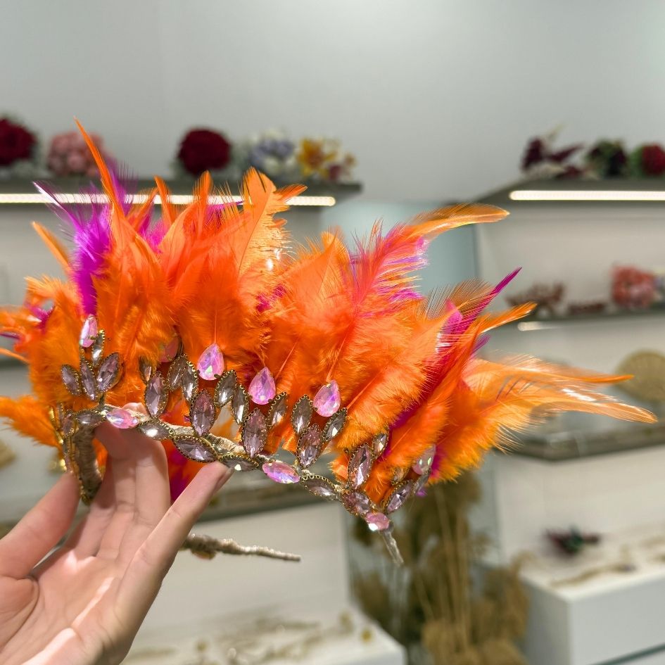 Couronne festival à plumes orange et fuchsia avec cristaux