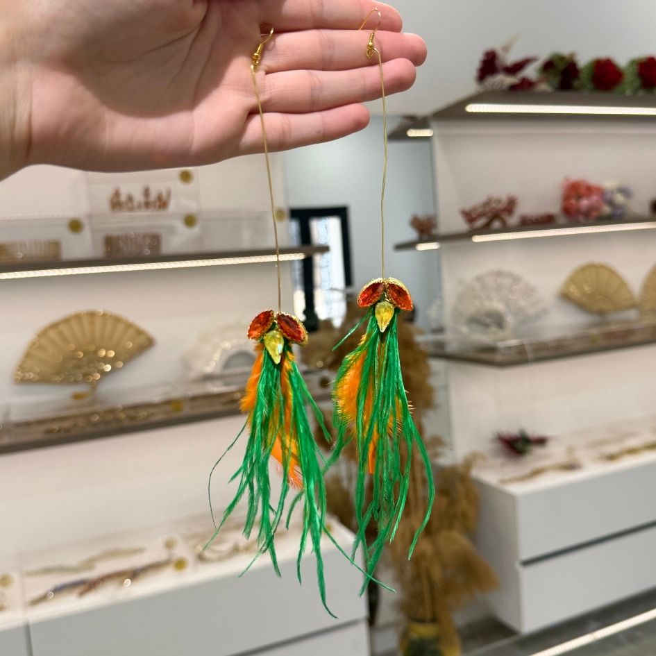 Boucles d’oreilles longues à plumes vertes et orange